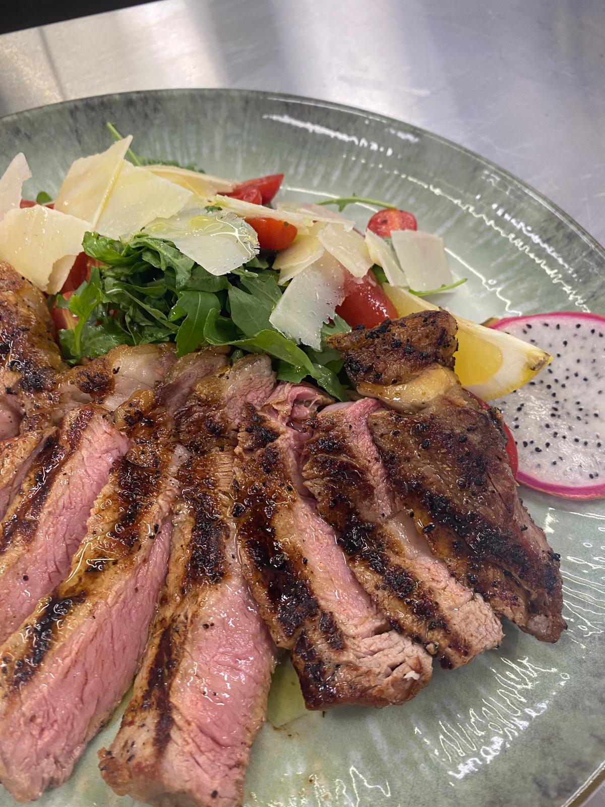 Tagliata de vită cu salată și parmezan